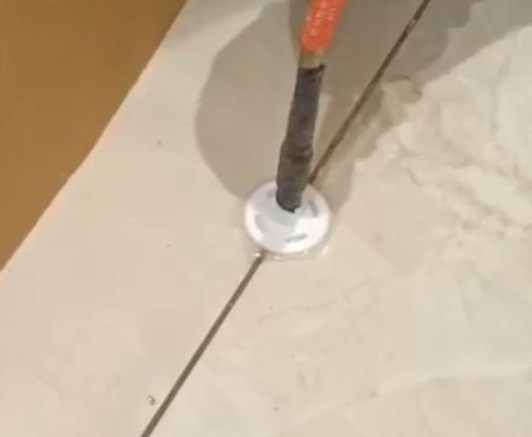 萧山瓷砖空鼓维修公司专业解答瓷砖在铺贴过程中，如果没有涂抹均匀到位的粘结材料（如水泥砂浆或瓷砖胶），可能会导致以下问题